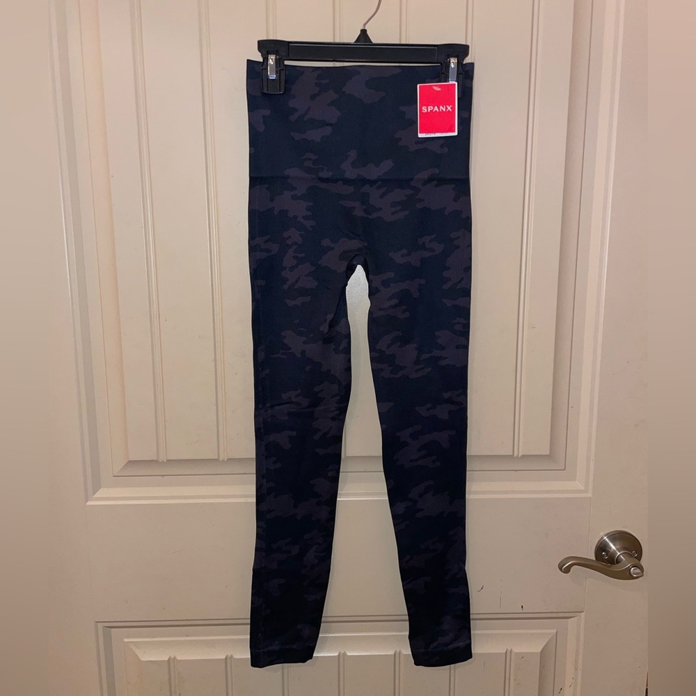 NWT SPANX Look At Me Now Leggings Size Small Black Camo